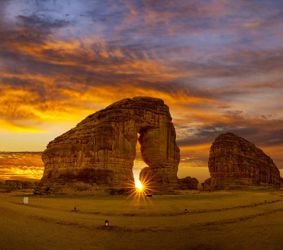 象岩露头地质形成在日落附近的Al Ula，沙特阿拉伯