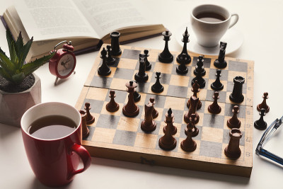 木制书桌，有棋牌，书和咖啡杯