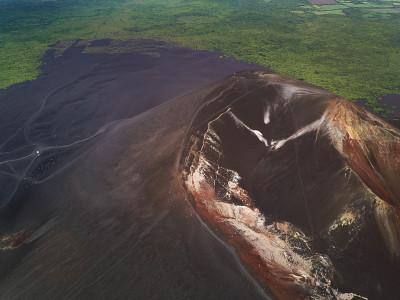上图为火山口