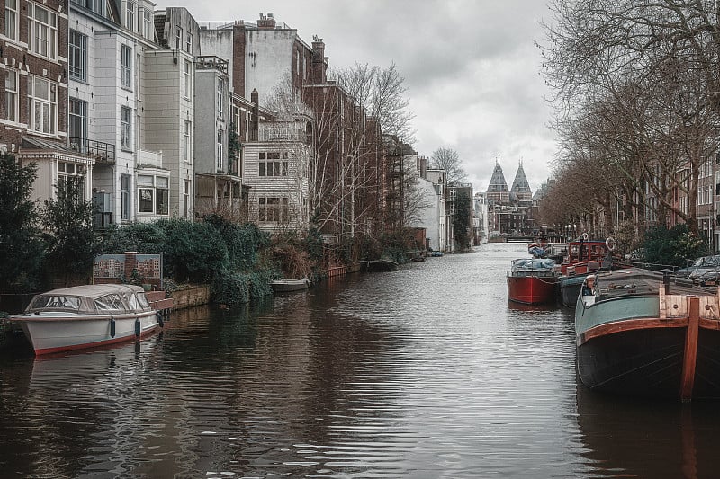 阿姆斯特丹旧中心的Lijnbaansgracht，背景是荷兰国立博物馆的塔楼