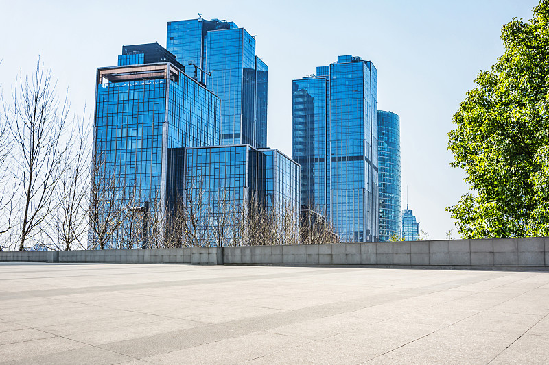 从空荡荡的大理石地板上可以看到上海的城市景观和天际线