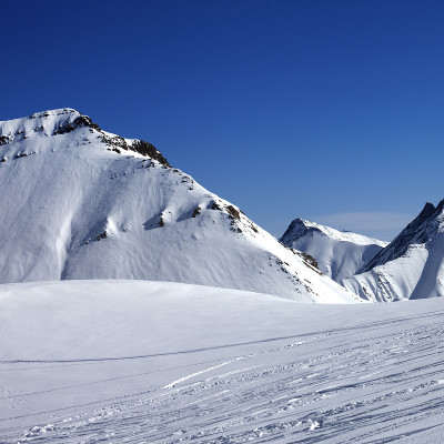 在晴朗的冬日滑雪