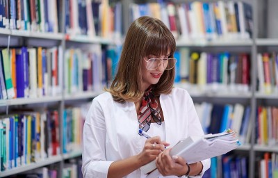 学生使用笔记本和学校图书馆