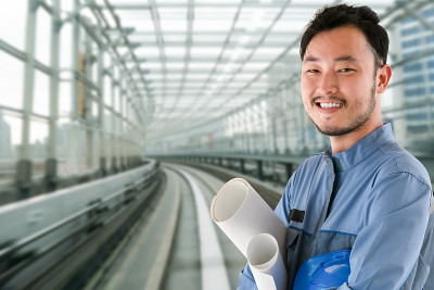 在工作地点从事工业项目的工业工人或工程师。工程人解决方案服务理念。