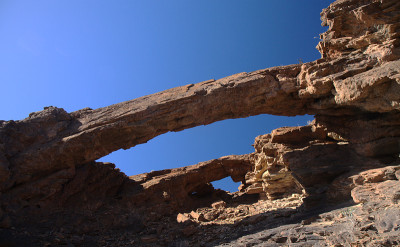 大卡纳里亚岛，沿着ravive Barranco Hondo的徒步旅行路线，岛屿南部的深峡谷，充满了