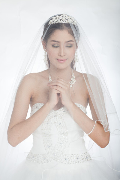 美丽女子婚纱仙权杖翼工作室灯