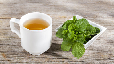 紫色鼠尾草和茶在桌子上