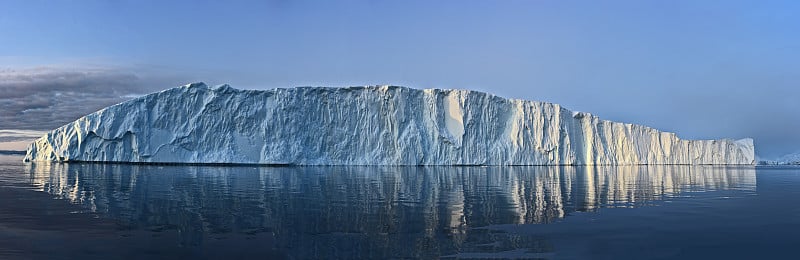 格陵兰北极海的北极冰山全景图。