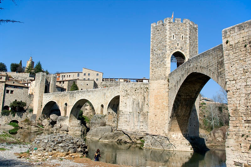 中世纪村庄的景色。Besalu.Catalonia.Spain