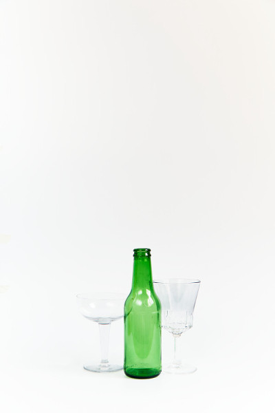 一套绿色啤酒瓶和两个高脚杯