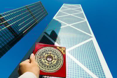 风水大师指示指南针和方向