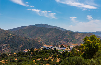 安达卢西亚地区美丽的山景，山坡上的房屋和农田