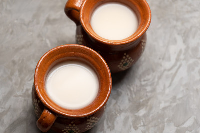 灰色底色上的一种墨西哥发酵饮料，叫做pulque