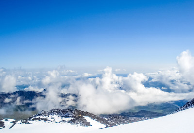 山上有雪。山上有雪。山拉