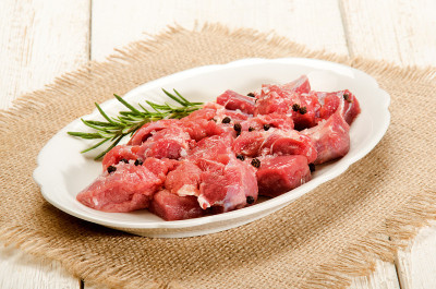用迷迭香，胡椒制作的鹿牛肉