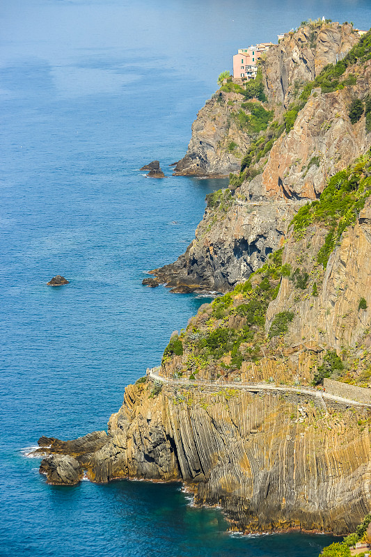 里奥马焦雷附近岩石嶙峋的海岸和蓝色的大海的美丽景色