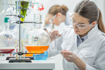 在实验室工作的科学家