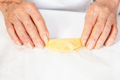 制作来自哥伦比亚考卡地区的传统肉饼，名为empanadas de pipián