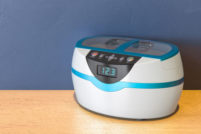 指甲消毒器、超声波清洗机对木桌消毒。三维渲染