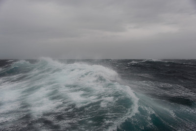 波涛汹涌的海面