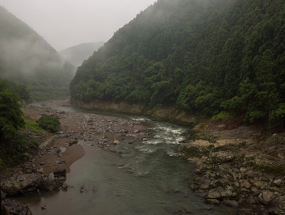 美丽的Katsura河沿着Sagano风景铁路的轨道