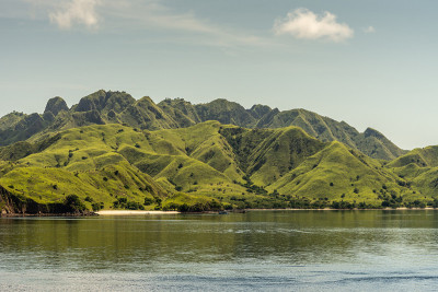 白色沙滩上的Rinca岛西岸海岸，印度尼西亚。