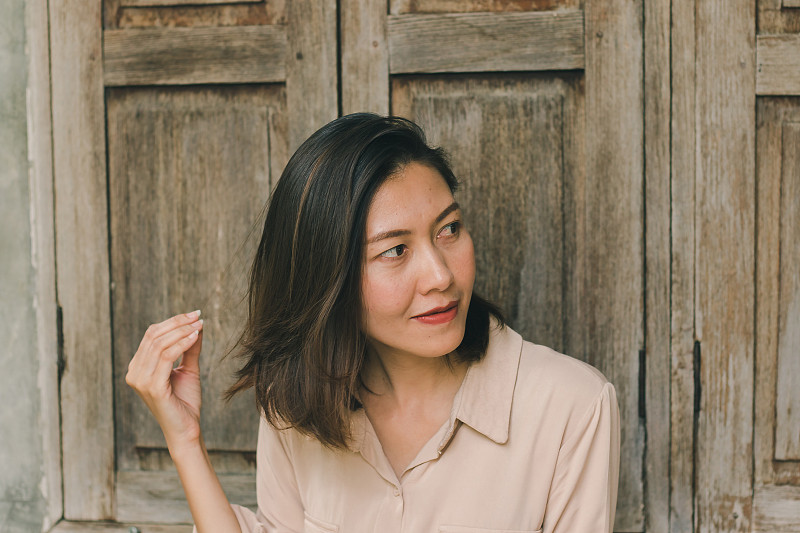 妇女们靠窗而坐。