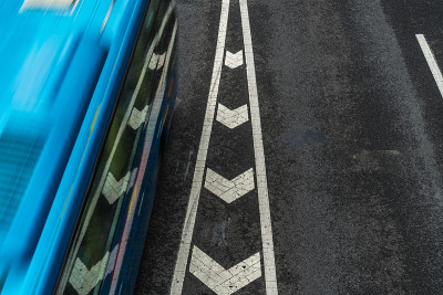 汽车行驶在城市道路上，高角度视角