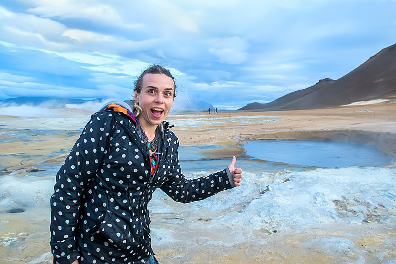 年轻女子旅行者的背景地热浴