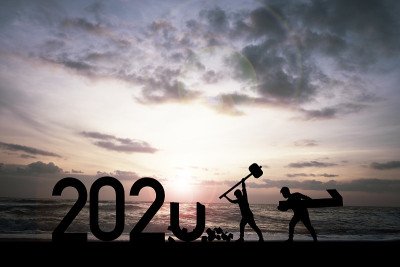 在海滩边，一个人扛着一号，准备迎接2021年的到来。准备新年快乐计划，开始新的生活和新的经营理念。