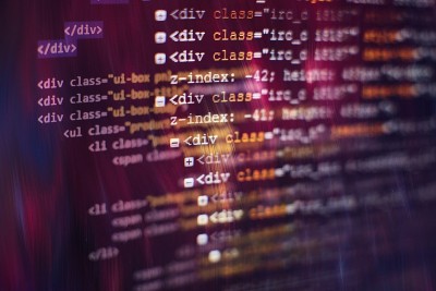 桌面PC显示器照片。Javascript函数，变量，对象。项目经理提出新的想法。未来的技术创造过程。