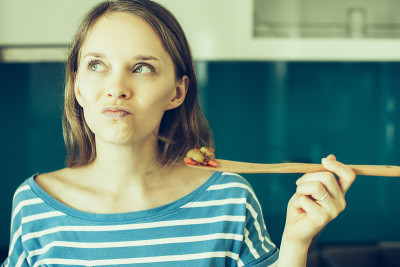 体贴的女士在木桨上品尝食物