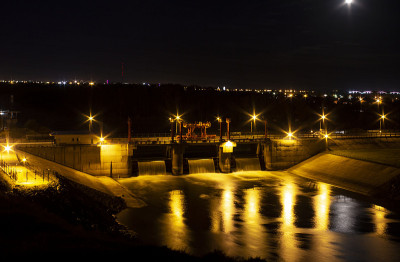夜间水坝湖