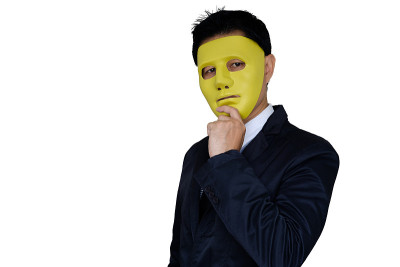 戴着面具的人。