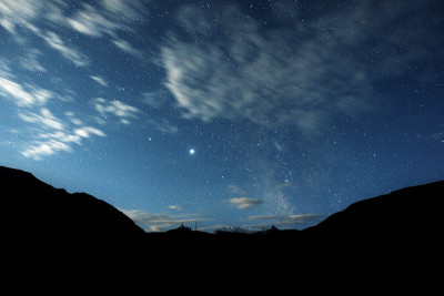 星空和银河在山中。