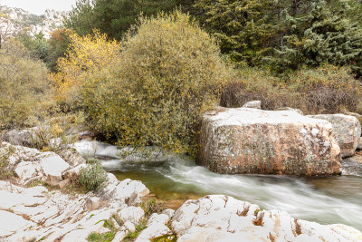 山河在秋天在马德里山区瓜达拉马地区被称为La Pedriza