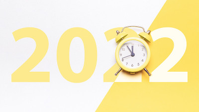圣诞平地2022。复古风格的黄色时钟在快乐的圣诞午夜。新年倒计时在快乐的圣诞节黄色背景。圣诞快乐，恭