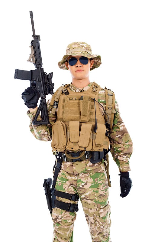 白底上的士兵用步枪或狙击手