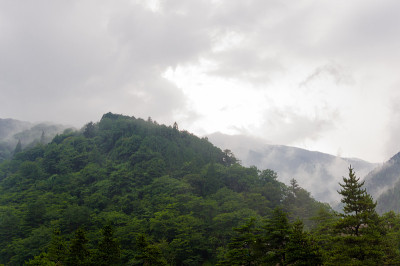 24、天近阴靠林，天近云靠山