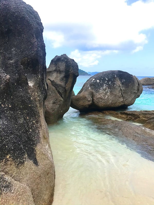 大海，阳光和天空在美丽的海滩泰国，斯米兰群岛