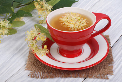 红杯菩提树茶放在木桌上。