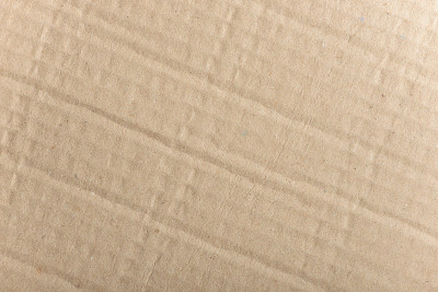 纸箱或纸板包装材料。由纤维素制成的瓦楞纸的质地。用于创建盒子和包装的用品。纸板的背景。天然棕色纸板表