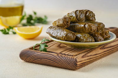 酿葡萄叶卷dolma。传统的中亚、高加索、土耳其和阿拉伯美食。特写镜头