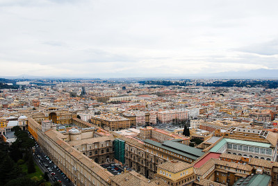 梵蒂冈博物馆和罗马城市景观，从圣彼得大教堂(Basilica di San Pietro)顶部观看，