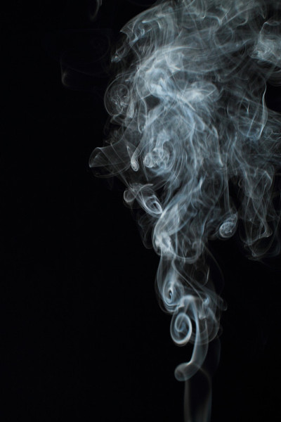 黑色背景上的白色烟雾纹理