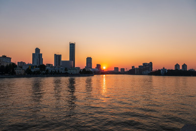 城市中心池塘上的日落。叶卡特琳堡,俄罗斯