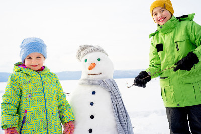 孩子们堆雪人