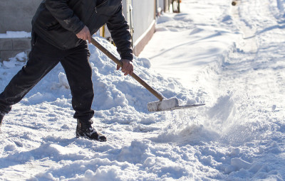 工人清理雪铲