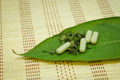 药胶囊，药物和三叶(kratom)和碎，kratom是泰国草药，鼓励健康垫