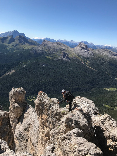 迷人的男性登山者和导游在意大利白云岩拍照